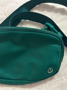 Lululemon Everywhere Belt Bag Everglade Green